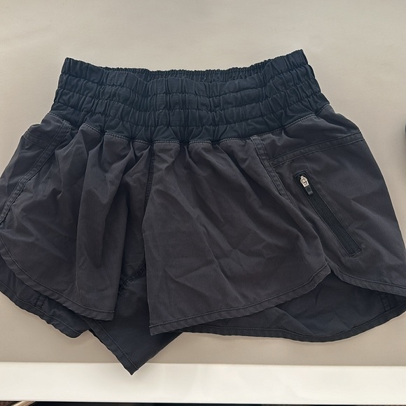 Lululemon tracker short - size 6, 5 inch length - Picture 4 of 6